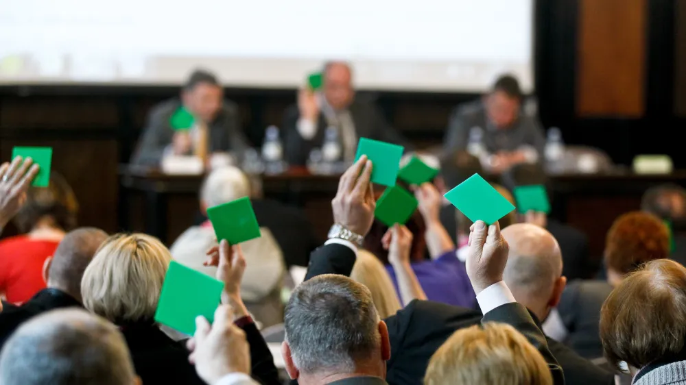 Skup&scaron;čina ZZZS je&nbsp; podprla ukinitev dopolnilnega zavarovanja, ostre kritike pa so letele na predloge zdravni&scaron;kih organizacij, ki se med drugim zavzemajo za uvajanje neodvisnih ponudnikov zdravstvenih storitev. Foot: STA