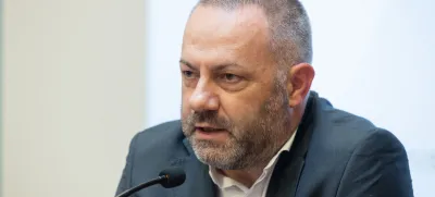 Ljubljana, ministrstvo za zdravje.<br>Novinarska konferenca ministrstva za zdravje, na kateri so spregovorili o aktualnem dogajanju v Psihiatricni bolnisnici Ljubljana.<br>Minister za zdravje Daniel Besic Loredan.