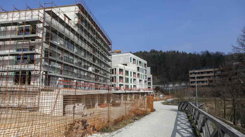 V svetu četrtne skupnosti Črnuče so prepričani, da občina dela napako, ker namerava investitorju v stanovanjsko sosesko Lagom dovoliti opustitev gradnje vrtca v sklopu soseske. Na občini pa pravijo, da dodaten vrtec tam ni potreben.
Foto: Luka Cjuha&nbsp;