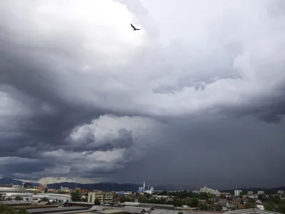 - 08.06.2023 - nevihti oblaki nad Ljubljano, nevihta, dež, oranžni alarm. močnej&scaron;i naliv //FOTO: Luka Cjuha