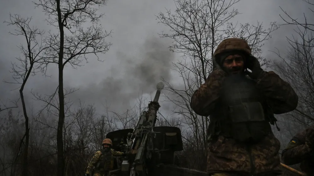 Ukrainian servicemen prepare a shell for a 2A65 Msta-B howitzer before firing towards Russian troops, amid Russia's attack on Ukraine, in a frontline in Zaporizhzhia region, Ukraine January 5, 2023. REUTERS/Stringer