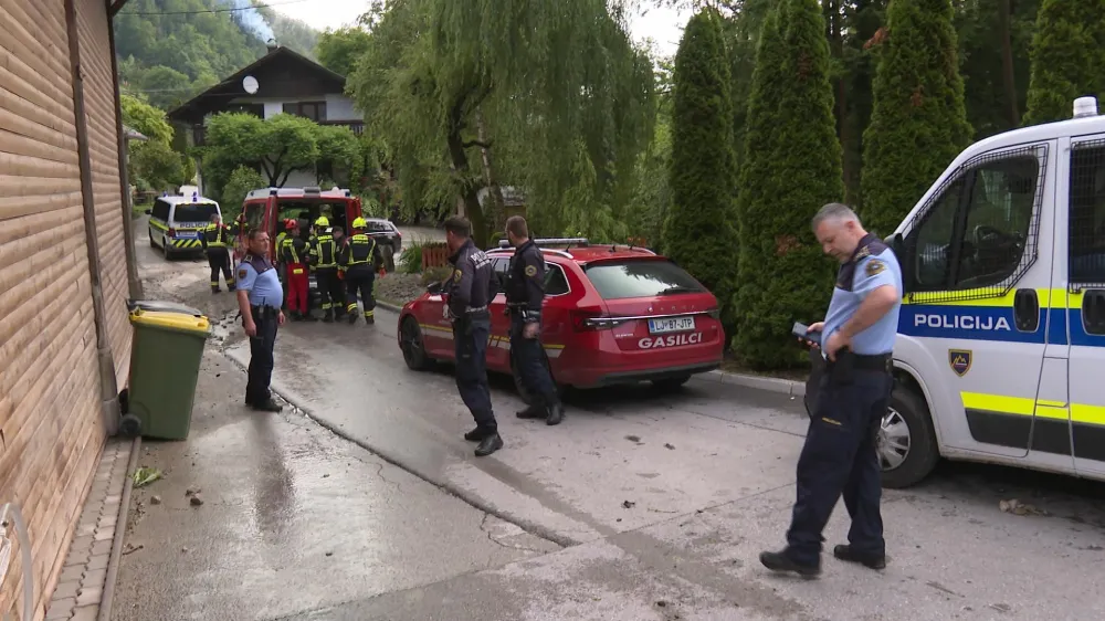 Utrinek iz Krač v Zagorju ob Savi, kjer so policisti in gasilci iskali pogre&scaron;ano 40-letno domačinko, ki jo je odnesel tok hudournika. Foto: Gregor Naglav/RTV Slovenija