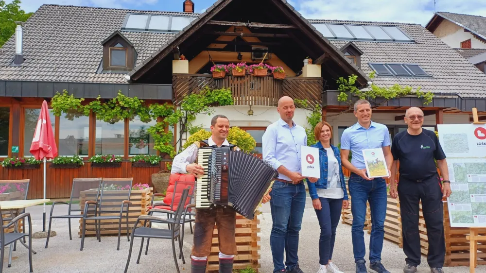 Nadgradnjo Lo&scaron;ke poti v turistično daljinsko pohodni&scaron;ko pot so v družbi &scaron;kofjelo&scaron;kega župana predstavili na Križni gori na terasi Gostilne pri Bo&scaron;tjanu.