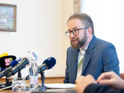 Matej Accetto je medije in javnost pozval oziroma zaprosil za čim bolj tvorno spremljanje dela ustavnega sodi&scaron;ča in poudaril, da so na sodi&scaron;ču hvaležni za vsakr&scaron;no vsebinsko kritiko, težavo pa vidi v kritikah, ki prehajajo v načrtno diskreditacijo sodnikov in sodi&scaron;ča.