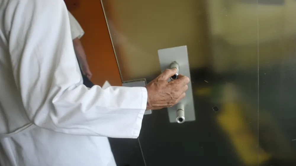 - ilustrativna fotografija zdravstvo, zdravniki, zdravnice, medicinske sestre, UKC Ljubljana, klinični center, bolni&scaron;nica//FOTO: Tomaž Zajel&scaron;nik