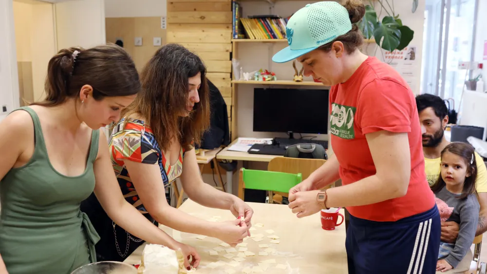 Kulinarična delavnica pri Mladih zmajih je le ena od aktivnosti.