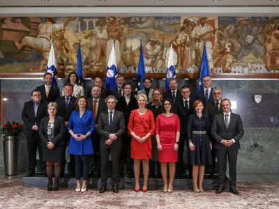 predsednik vlade dr. Robert Golob - nova preoblikovana vlada z 20 ministri - skupinska fotografija - <br><br>- 24.01.2023 - Državni zbor - redna seja DZ s poslanskimi vpra&scaron;anji predsedniku vlade Robertu Golobu in potrjevanje devetih ministrskih kandidatov<br><br> <br><br>//FOTO: Luka Cjuha