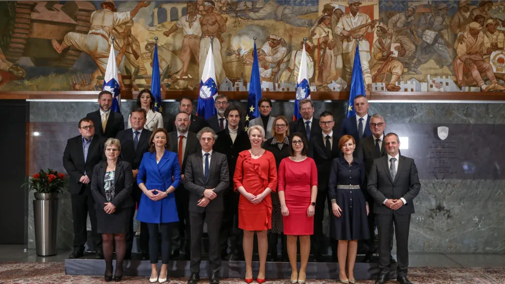 predsednik vlade dr. Robert Golob - nova preoblikovana vlada z 20 ministri - skupinska fotografija - <br><br>- 24.01.2023 - Državni zbor - redna seja DZ s poslanskimi vpra&scaron;anji predsedniku vlade Robertu Golobu in potrjevanje devetih ministrskih kandidatov<br><br> <br><br>//FOTO: Luka Cjuha