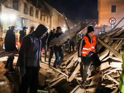 Petrinja, Trg Ftanja Tuđmana - 29.12.2020 &ndash; Hrva&scaron;ka - ru&scaron;ilni potres z magnitudo 6,3 na območju Petrinje jugovzhodno od Zagreba, ki je zahteval sedem smrtnih žrtev, med njimi tudi 12-letno deklico &ndash; //FOTO: Bojan Velikonja