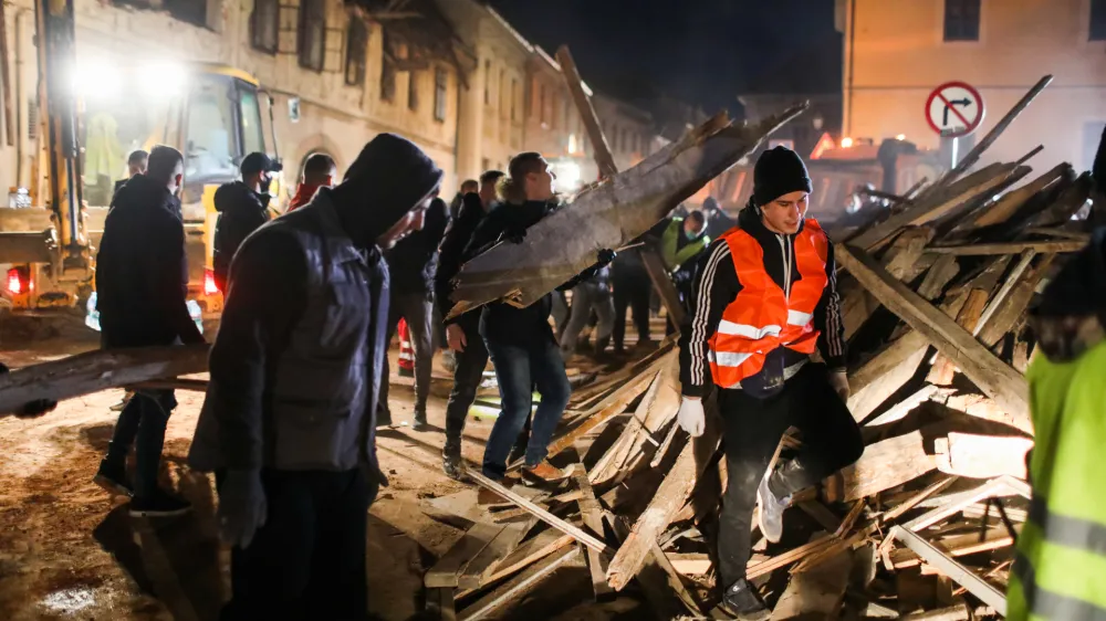 Petrinja, Trg Ftanja Tuđmana - 29.12.2020 &ndash; Hrva&scaron;ka - ru&scaron;ilni potres z magnitudo 6,3 na območju Petrinje jugovzhodno od Zagreba, ki je zahteval sedem smrtnih žrtev, med njimi tudi 12-letno deklico &ndash; //FOTO: Bojan Velikonja