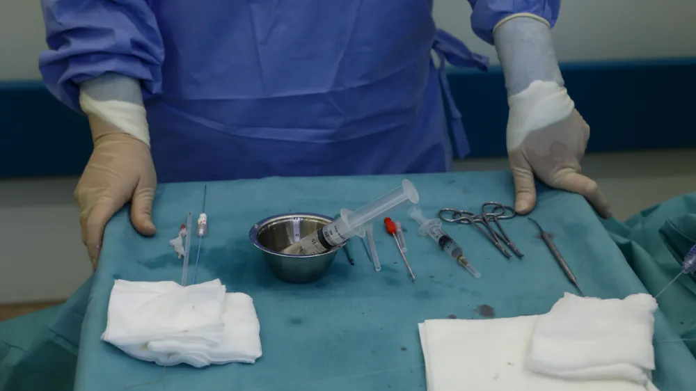 - operacija - kirur&scaron;ka odstranitev bolne, raz&scaron;irjene in nekompetentne vene - endovaskularni poseg - endovensko zdravljenje kronične venske insuficience - zdravljenje - zdravstvo -- 17.02.2020 &ndash; Dermatovenerolo&scaron;ka klinika UKC Ljubljana &ndash; Dermatokirurgija -  //FOTO: Luka Cjuha.