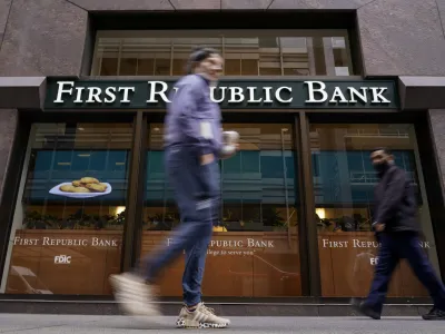 Pedestrians walk past the headquarters of First Republic Bank in San Francisco, Monday, May 1, 2023. The Fed's interest rate decision, announced on Wednesday, comes against the backdrop of both still-high inflation and the persistent turmoil in the banking industry. (AP Photo/Godofredo A. V&aacute;squez)