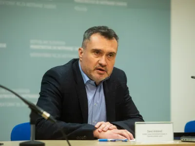 David Antolovič je moral v času tretje Jan&scaron;eve vlade v tacenski &raquo;kazenski odred&laquo;, tokrat pa ga nameravajo umakniti bližje domu.&nbsp;