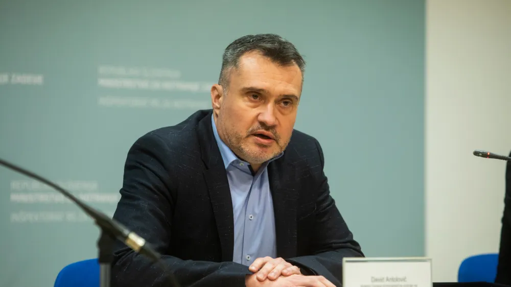 David Antolovič je moral v času tretje Jan&scaron;eve vlade v tacenski &raquo;kazenski odred&laquo;, tokrat pa ga nameravajo umakniti bližje domu.&nbsp;