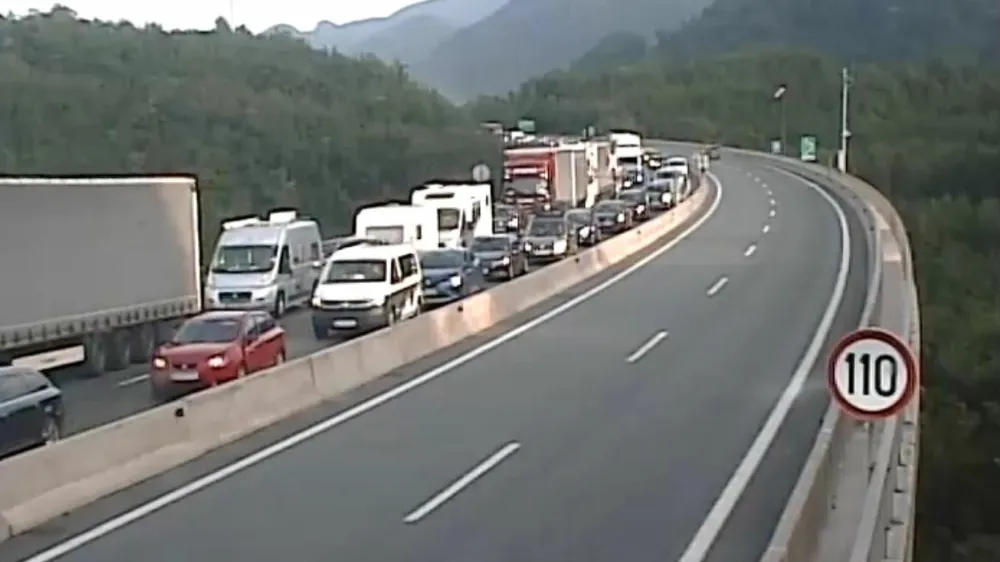 Uresničila so se opozorila policije in Darsa, da bo zaradi katoli&scaron;kega praznika pri na&scaron;ih sosedih močno zgo&scaron;čen promet tudi na na&scaron;ih cestah. 