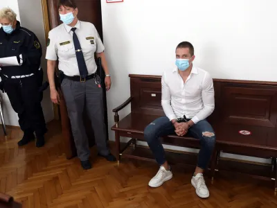 Klemen Rajnar, - 04.10.2021 &ndash; sojenje Klemnu Rajnarju za kazniva dejanja grožnje, nasilni&scaron;tva, nevarne vožnje in preprečitve uradnega dejanja ali ma&scaron;čevanja uradni osebi.<br><br><br>//FOTO: Tomaž Skale 
