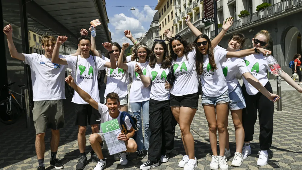 Učenci O&Scaron; Koseze so zaključek &scaron;olanja proslavili s sprehodom po sredi&scaron;ču Ljubljane.