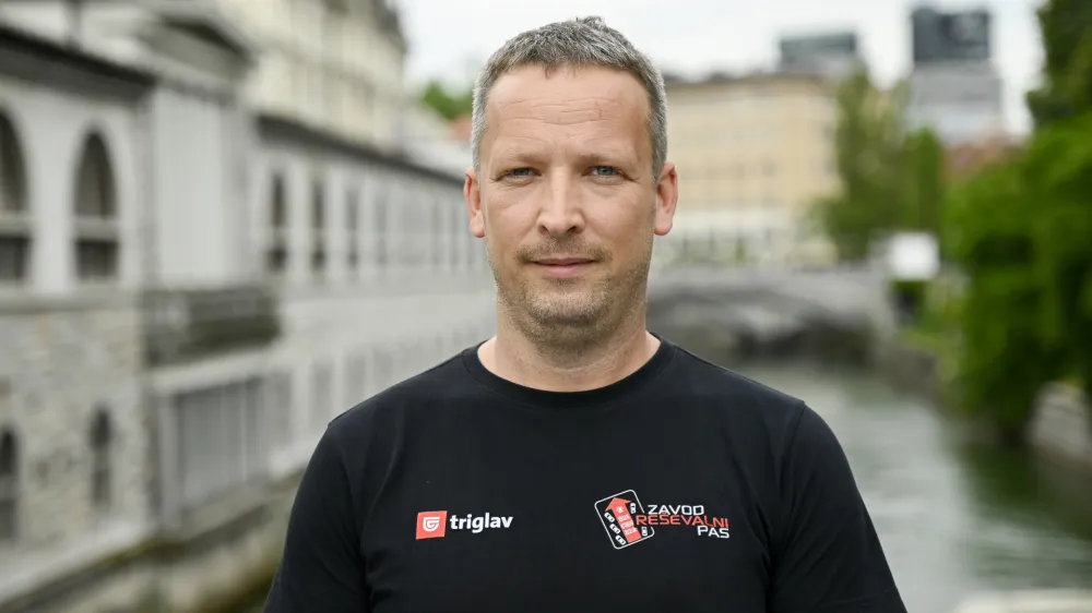 - 14.06.2023 &ndash; Anže Albreht, gasilec, re&scaron;evalec in ustanovitelj Zavoda Re&scaron;evalni pas.//FOTO: Nik Erik Neubauer