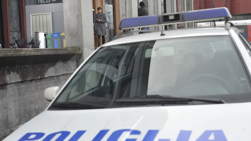  simbolična - ilustrativna fotografija NLB, afera, preiskave, preiskava, policija- &Scaron;martinska cesta 132 - Nova Ljubljanska banka - hi&scaron;na preiskava -   - hi&scaron;ne preiskave 2013 - kriminalistična preiskava domnevno spornega poslovanja NLB. - zaradi nepravilnosti pri odobravanju kreditov banka o&scaron;kodovana za tri milijone evrov   //FOTO: Tomaž Zajel&scaron;nik