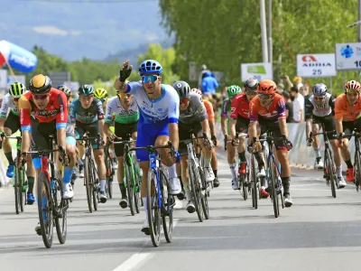 Dylan Groenewegen (v modro-belem dresu) je bil najhitrej&scaron;i in &scaron;e tretjič v zadnjih petih letih slavil etapno zmago v Roga&scaron;ki Slatini. Foto: Andrej Petelin&scaron;ek / Večer