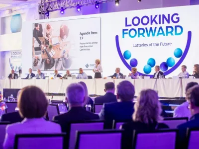 Predsednica uprave Loterije Slovenije in novoizvoljena predsednica Združenja evropskih loterij Romana Girandon med nagovorom članov skup&scaron;čine.