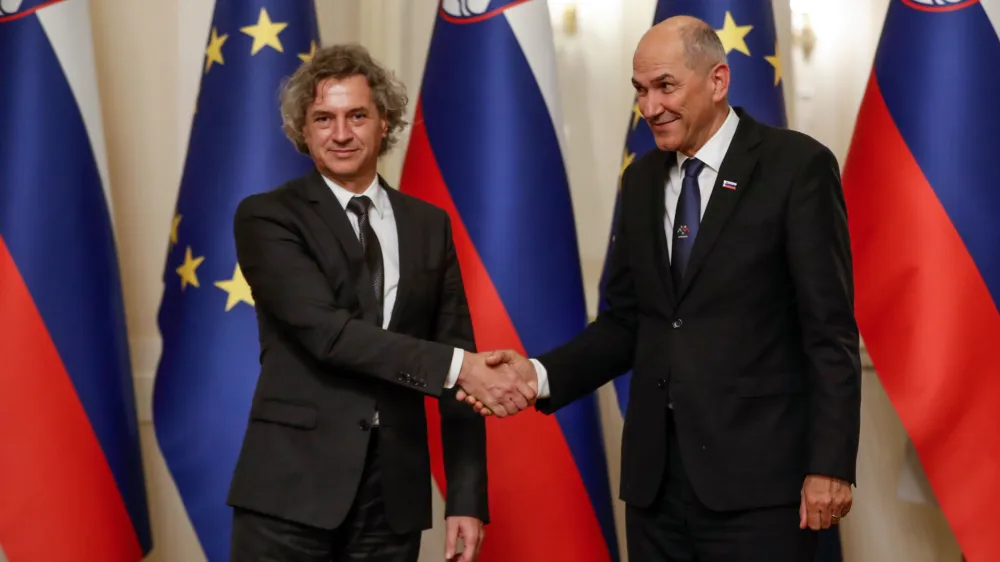 novi predsednik vlade dr. Robert Golob in dosedanji predsednik vlade Janez Jan&scaron;a- 01.06.2022 &ndash; Vlada RS - primopredaja poslov med dosedanjim predsednikom vlade Janezom Jan&scaron;o in novim predsednikom vlade dr. Robertom Golobom //FOTO: Luka Cjuha