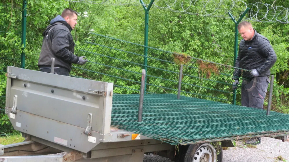 V Osilnici so začeli odstranjevati ograjo. F Dragana Stanković