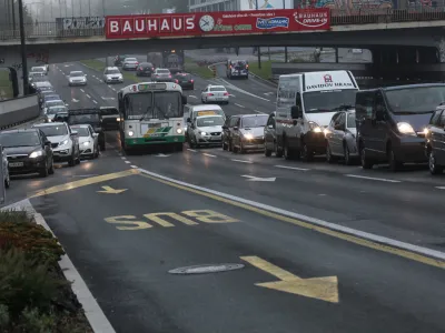- Dunajska cesta 2013 - novi prometni režim - mestni promet - rumeni pas za avtobuse in taksije od bežigrajskega stadiona do Slovenske ceste - podvoza pod železni&scaron;ko progo - reklamni napis Bauhaus -  prometni zastoj -- gost promet z zastoji - zgo&scaron;čen promet//FOTO: Luka Cjuha