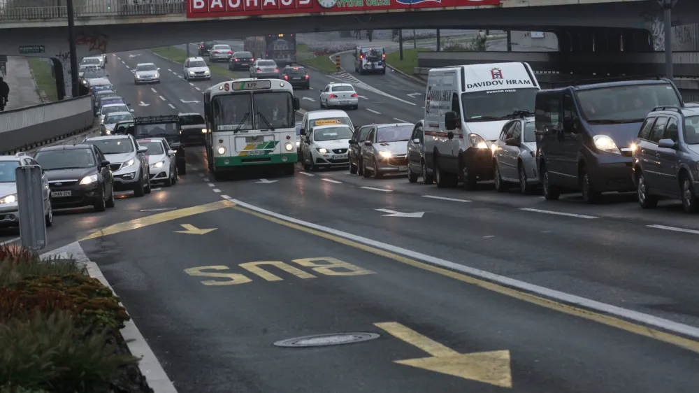- Dunajska cesta 2013 - novi prometni režim - mestni promet - rumeni pas za avtobuse in taksije od bežigrajskega stadiona do Slovenske ceste - podvoza pod železni&scaron;ko progo - reklamni napis Bauhaus -  prometni zastoj -- gost promet z zastoji - zgo&scaron;čen promet//FOTO: Luka Cjuha