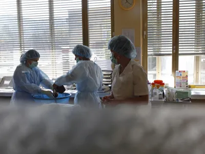 Na delovi&scaron;čih, kjer delajo ob petkih in svetkih, ob pomanjkanju osebja vse težje sestavljajo vsakodnevne urnike. Kadrovska kriza v javnih zavodih vse bolj vpliva na paciente, za katere je na voljo manj terminov zdravljenj in postelj.&nbsp;