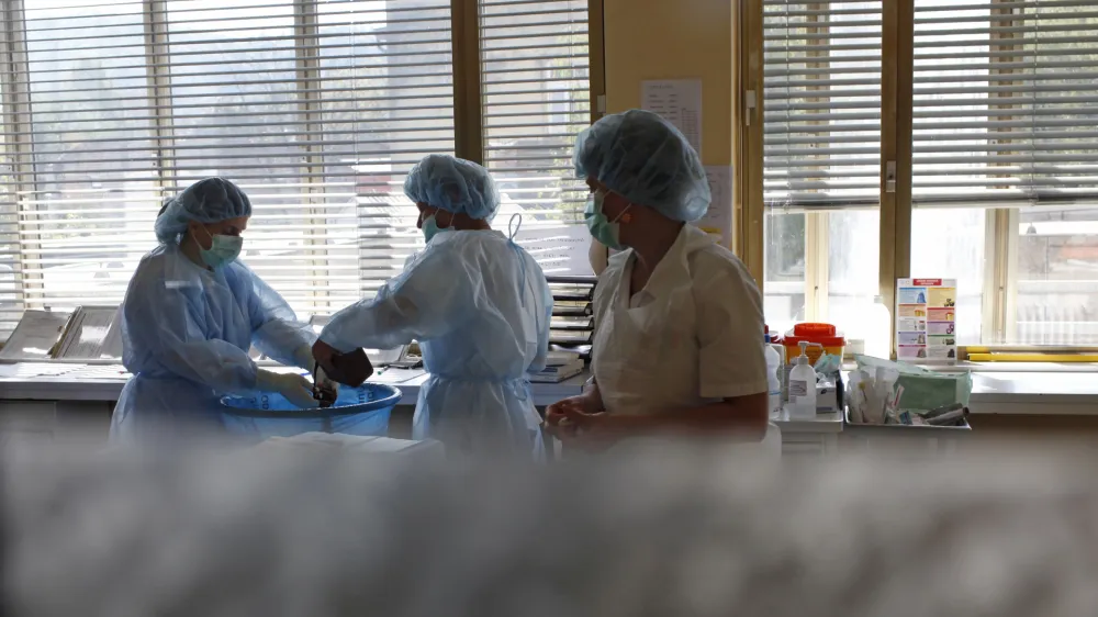 Na delovi&scaron;čih, kjer delajo ob petkih in svetkih, ob pomanjkanju osebja vse težje sestavljajo vsakodnevne urnike. Kadrovska kriza v javnih zavodih vse bolj vpliva na paciente, za katere je na voljo manj terminov zdravljenj in postelj.&nbsp;