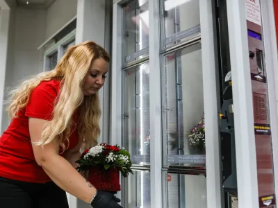 Cvetličarji vsako jutro preverijo stanje v avtomatu za &scaron;opke.&nbsp;