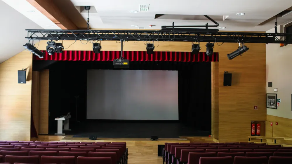 Sodobno tehnično opremljena dvorana, kar vključuje tudi filmski projektor in platno, je zaradi dvigala dostopna tudi osebam z gibalnimi oviranostmi, za uporabnike slu&scaron;nih aparatov pa je name&scaron;čena slu&scaron;na induktivna zanka.