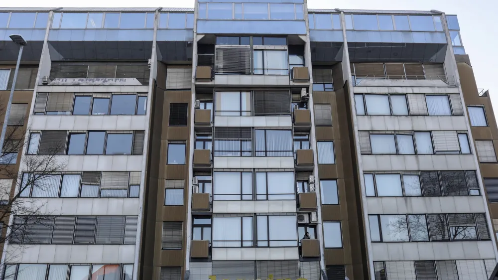 Domnevna ruska vohuna Ludwig Gisch in Maria Rose Munos Mayer oziroma Artem Viktorovich Dultsev in Anna Valerevna Dultseva sta delovala iz poslovne stavbe na Parmovi.&nbsp;