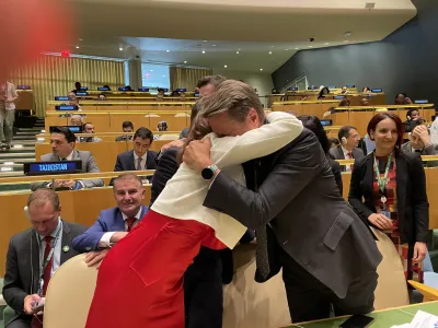 Zunanja ministrica Tanja Fajon in državni sekretar Samuel Žbogar se veselita ob izvolitvi Slovenije med nestalne članice VS OZN za obdobje 2024-2025