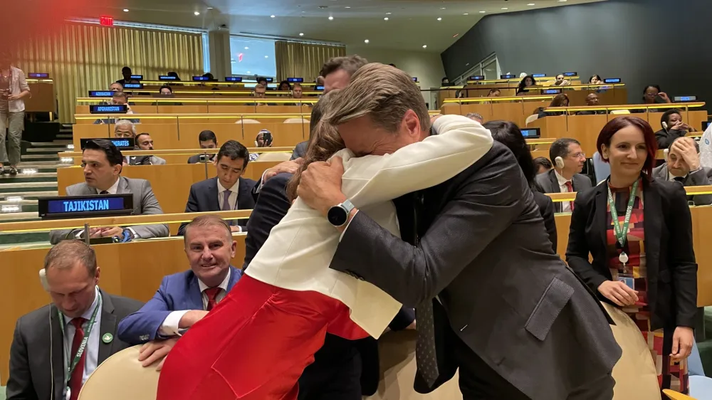 Zunanja ministrica Tanja Fajon in državni sekretar Samuel Žbogar se veselita ob izvolitvi Slovenije med nestalne članice VS OZN za obdobje 2024-2025