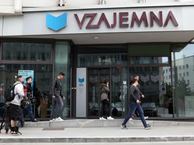 - Simbolična fotografija - Zavarovalnica Vzajemna Poslovalnica Ljubljana, Vo&scaron;njakova ulica 2 v Ljubljani - stavba - uprava<br><br>18.05.2023 &ndash; Vzajemna, zdravstvena zavarovalnica &ndash; uprava predstavila stali&scaron;če in nadaljnje korake v zvezi z uredbo o določitvi najvi&scaron;je cene premije dopolnilnega zdravstvenega zavarovanja in novelo zakona o zdravstvenem varstvu in zdravstvenem zavarovanju<br><br>//FOTO: Tomaž Skale<br>