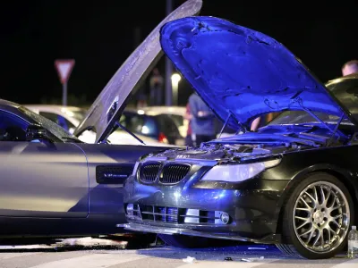 Na parkiri&scaron;ču nakupovalnega sredi&scaron;ča na jugu Zagreba je pozno sinoči voznik zapeljal v ljudi. Pri tem je bilo pet oseb ranjenih, življenje ene naj bi bilo ogroženo. <br>