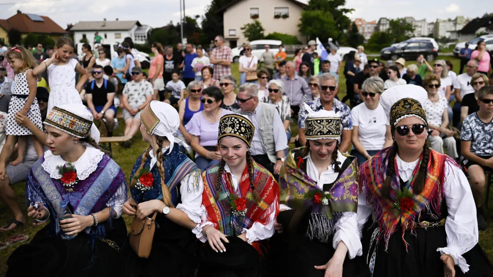 Mlade in neporočene tekmovalce so spremljale tudi njihove dečve, oblečene v narodne no&scaron;e.