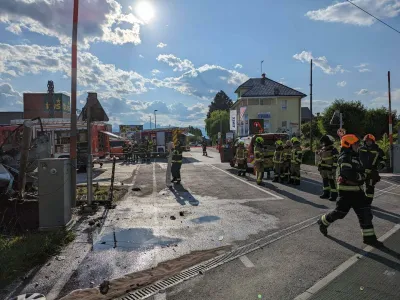 Na kraju nesreče je včeraj pomagalo več gasilskih dru&scaron;tev. 