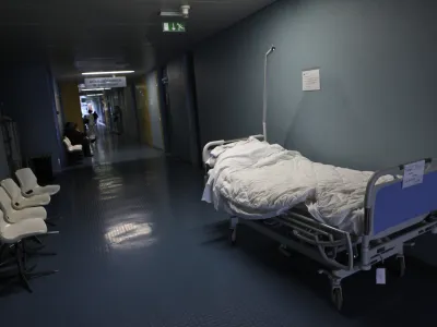 čakalnica - bolni&scaron;ka postelja<br><br><br> - Splo&scaron;na bolni&scaron;nica "Dr. Franca Derganca" - Nova Gorica - Ul. Padlih borcev 14, - &Scaron;empeter pri Gorici  //FOTO: Luka Cjuha