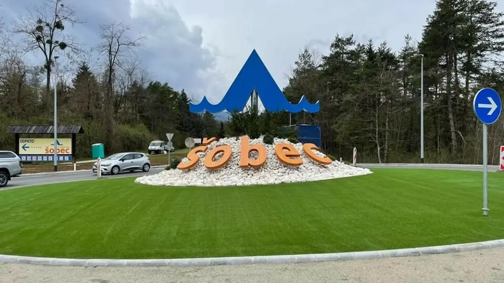 Takole pa je izgledal prvotni otok sredi kroži&scaron;ča za kamp &Scaron;obec F Kamp &Scaron;obec