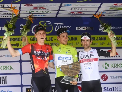 Filippo Zana (v sredini) je zmagal na dirki po Sloveniji in tako nasledil Tadeja Pogačarja. Matej Mohorič (levo) je z etapno zmago pri&scaron;el do drugega mesta v skupnem se&scaron;tevku, Diego Ulissi je bil tretji. Foto: Nik Erik Neubauer