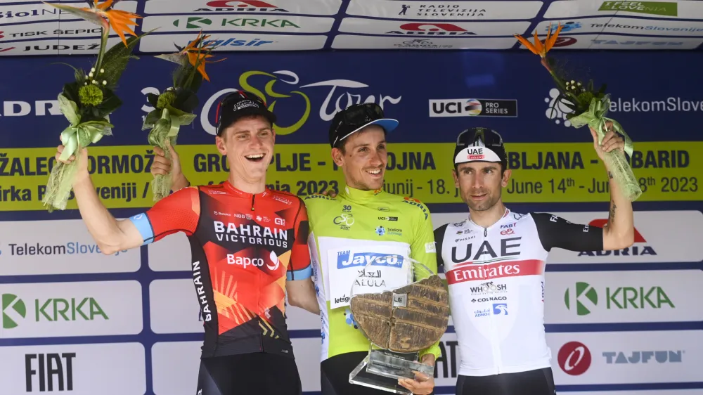 Filippo Zana (v sredini) je zmagal na dirki po Sloveniji in tako nasledil Tadeja Pogačarja. Matej Mohorič (levo) je z etapno zmago pri&scaron;el do drugega mesta v skupnem se&scaron;tevku, Diego Ulissi je bil tretji. Foto: Nik Erik Neubauer