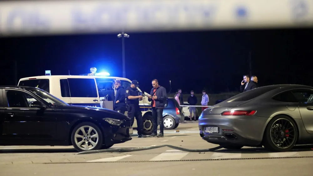 Na parkiri&scaron;ču nakupovalnega sredi&scaron;ča na jugu Zagreba je pozno sinoči voznik zapeljal v ljudi. Pri tem je bilo pet oseb ranjenih, življenje ene naj bi bilo ogroženo. <br><br>