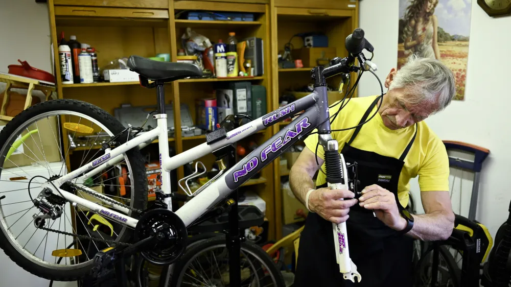 Franci Tr&scaron;inar je mojster, ki kolesom vdihne novo življenje. &nbsp;