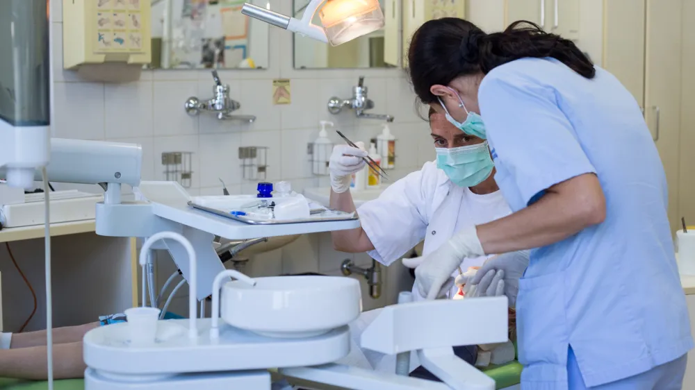 - 01.09.2016 - simbolična fotografija - Stomatolo&scaron;ka klinika UKC Ljubljana - Center za otro&scaron;ko in preventivno zobozdravstvo (COPZ) - specialistično otro&scaron;ko zobozdravstvo - dentalna medicina - zobna medicina - zobozdravstvo - stomatologija - zob -   ..//FOTO: Maja Marko