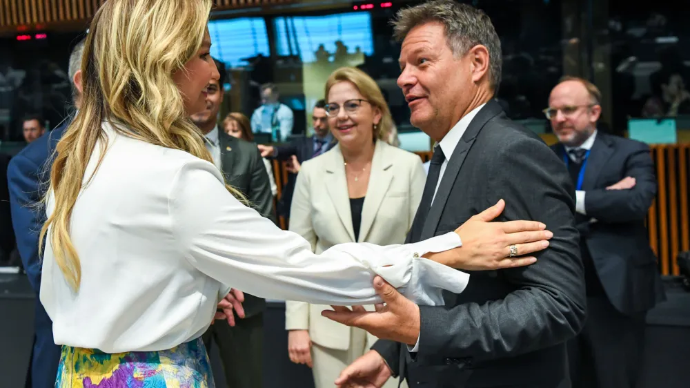 HANDOUT - 19 June 2023, Luxembourg: German Minister for Economic Affairs and Climate Action (2nd R) talks with Swedish Minister for Energy, Business and Industry Ebba Busch (L) during the EU&nbsp;Energy Ministers meeting in Luxembourg. Photo: -/EU Council/dpa - ATTENTION: editorial use only and only if the credit mentioned above is referenced in full