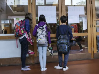 - Osnovna &scaron;ola Valentina Vodnika v Ljubljani - &scaron;olski hodnik - osnovno&scaron;olci - učenci - &scaron;olstvo    - 07.05.2015 - Nacionalno preverjanje znanja (NPZ) v osnovnih &scaron;olah - pisno preverjanje znanja iz maternega jezika za učence 6. in 9. razreda -    //FOTO: Jaka Gasar