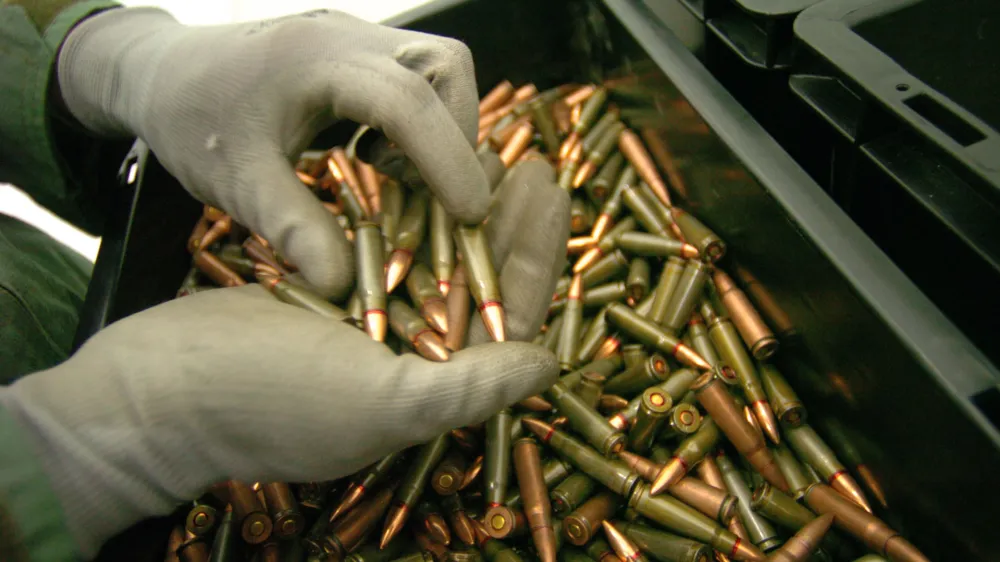 pirotehnik - vzdrževanje streliva <br> odprtje - objekt za obvladovanje streliva v SV Slovenska vojska; strelivo - municija, voja&scaron;ki kompleks, Brezovica pri Borovnici, //FOTO: Bojan Velikonja<br><br>OPOMBA: ZA OBJAVO V ČASOPISU DNEVNIK